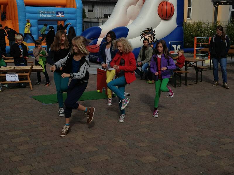 Flugzeuge und Tanz – das Schiller-Gymnasium beim Kinder- und Jugendfest in Büchenbronn