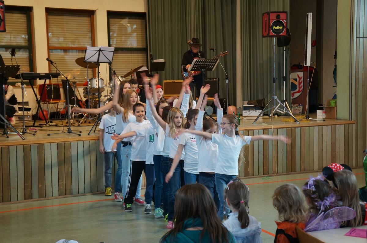 Gute Stimmung verbreitet  Auftritt der Tanz-AG beim Kinderfasching in Büchenbronn