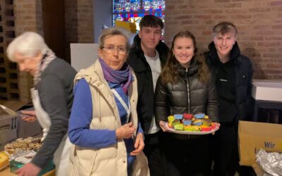 Schiller-Schüler unterstützen die Vesperkirche mit Kuchen für Bedürftige