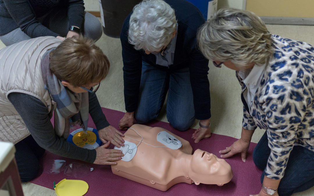 Ein Schock fürs Leben – Einweisung in die Benutzung unseres neuen Defibrillators