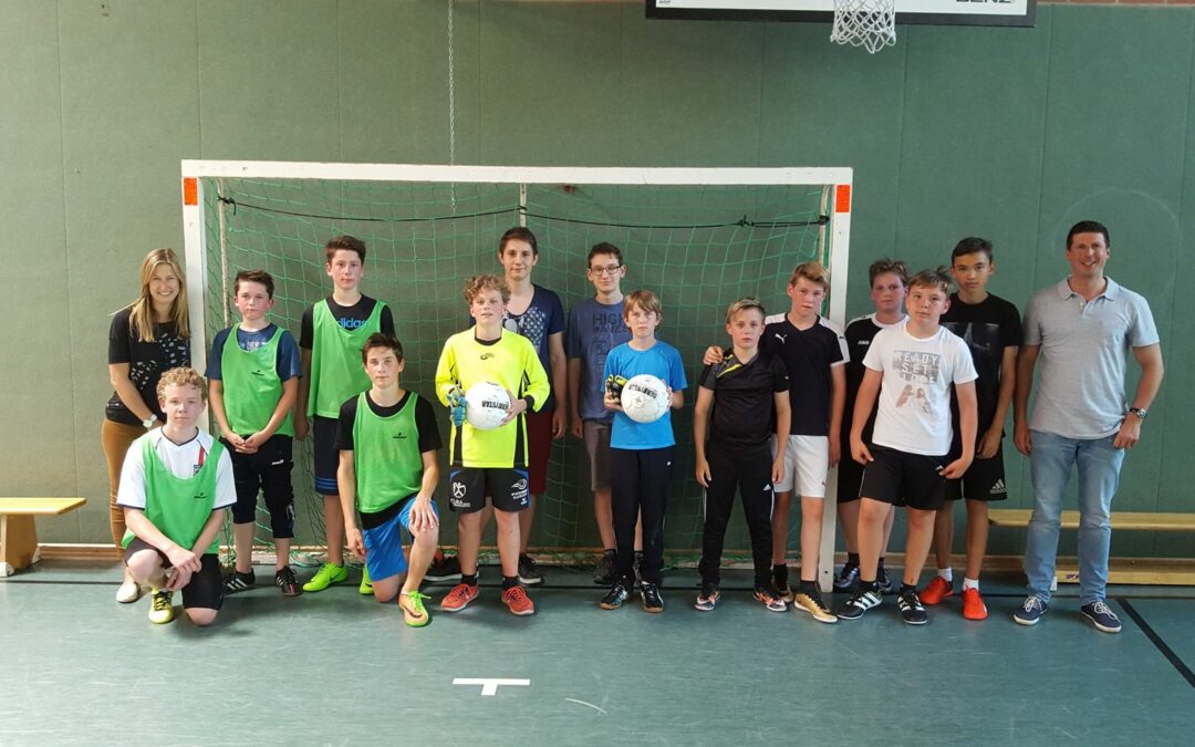 Die Klasse 7a gewinnt das Hallenfußballturnier der Unterstufe